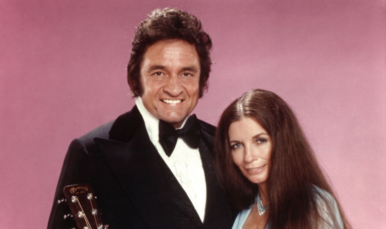 Getty Images - 74256780 - Married country singers Johnny Cash & June Carter Cash pose for a portrait in circa 1975.