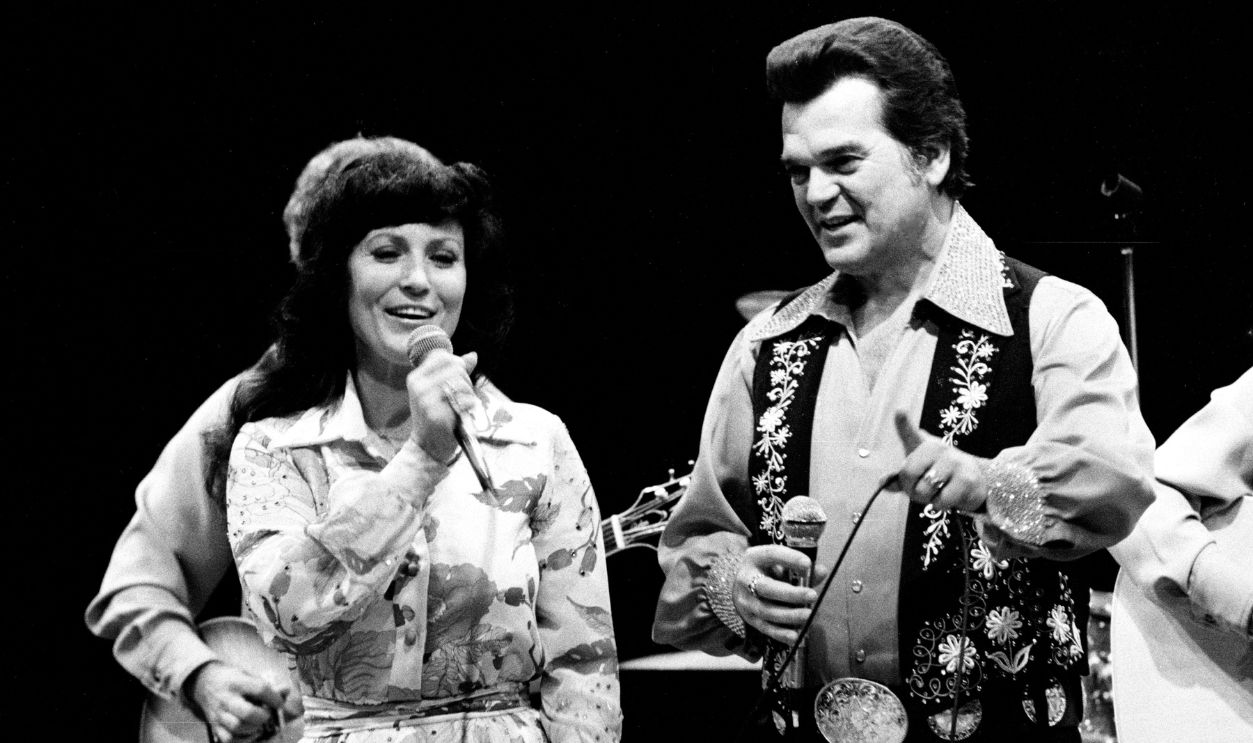 Getty Images - 86102831 - Photo of Conway TWITTY and Loretta LYNN.