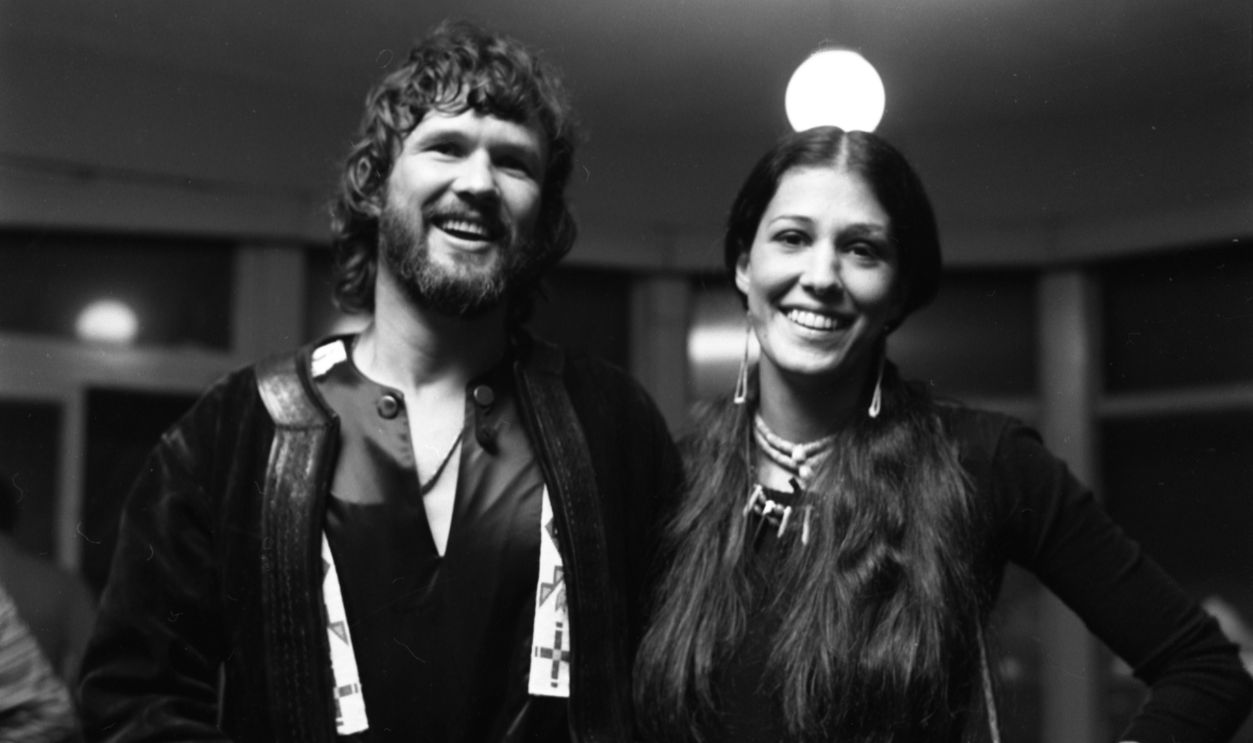 Getty Images - 475019762 - Musicians Kris Kristofferson and Rita Coolidge backstage at the Troubadour on March 29, 1972 in Los Angeles, California.