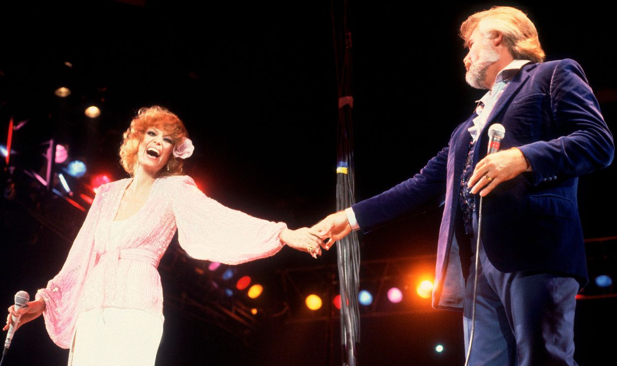 Getty Images - 535822111 - From left, singer Dottie West and American musician Kenny Rogers perform at the Rosemont Horizon (later renamed the Allstate Arena), Rosemont, Illinois, May 17, 1980.