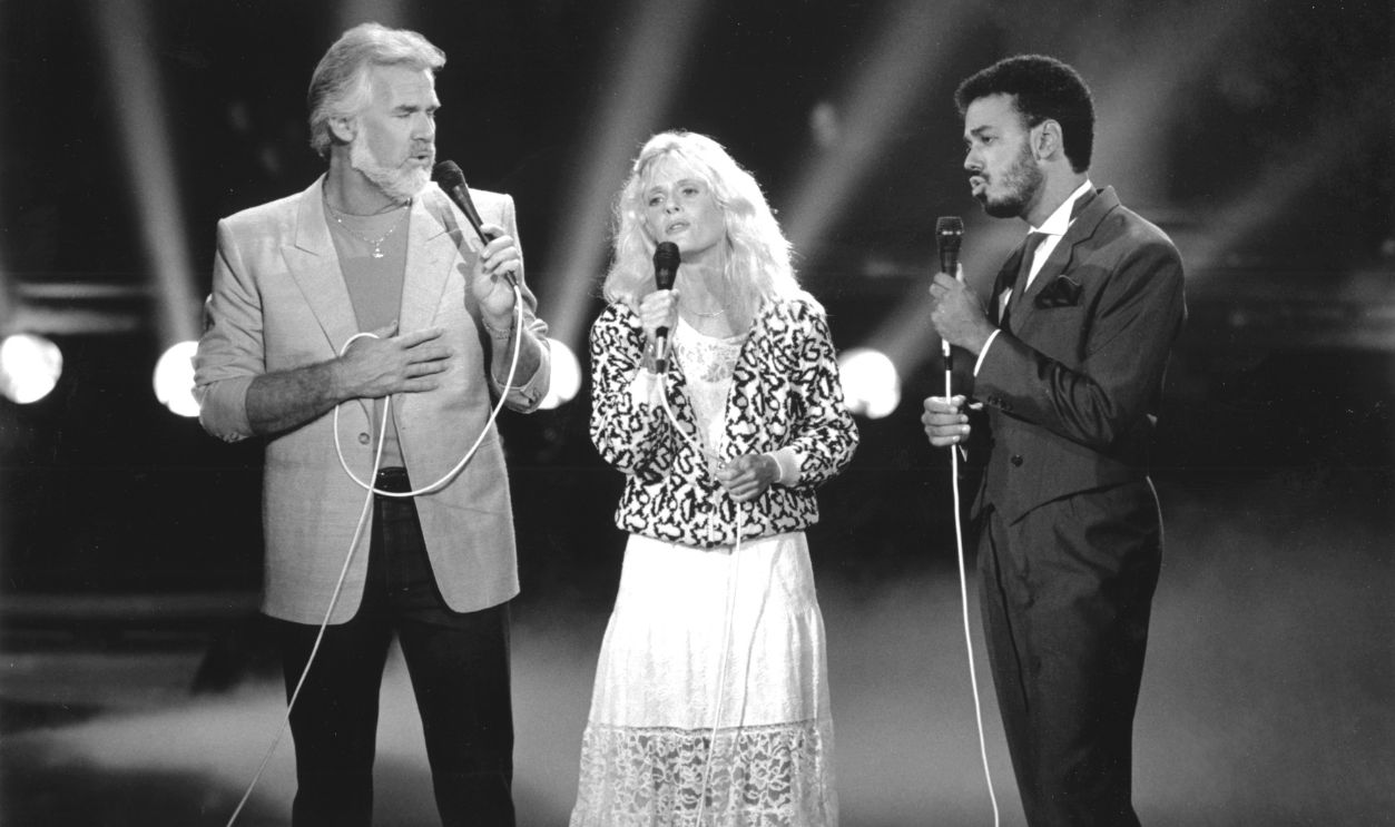 Getty Images - 73999811 - Singers Kenny Rogers, Kim Carnes and James Ingram performing on Solid Gold in September 1984 in Los Angeles.