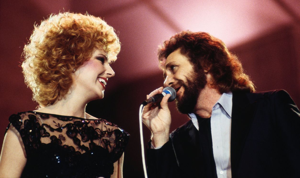 Getty Images - 112768683 - Shelly West, U.S. country music singer, performing a duet with U.S. country music singer David Frizzell, in a live concert performance, circa 1984.