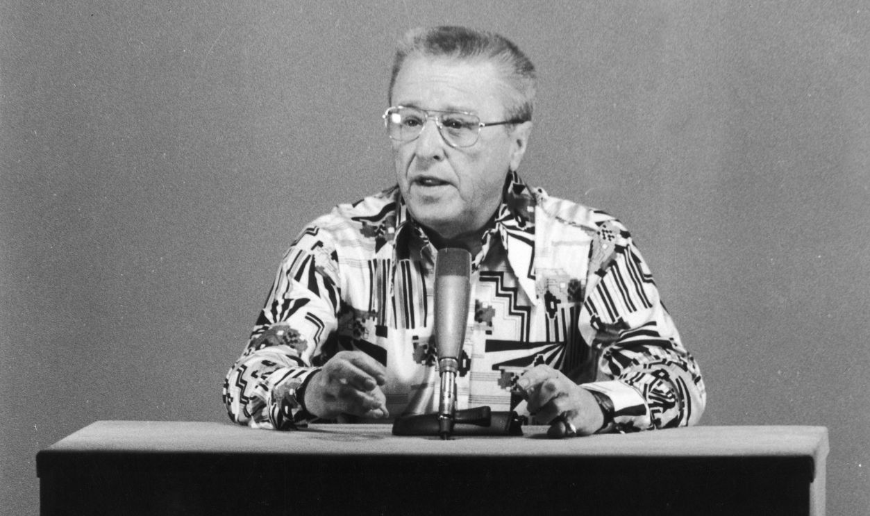 American comedian and actor George Gobel (1919 - 1991) on an episode of the game show, 'Hollywood Squares,' c. 1975.