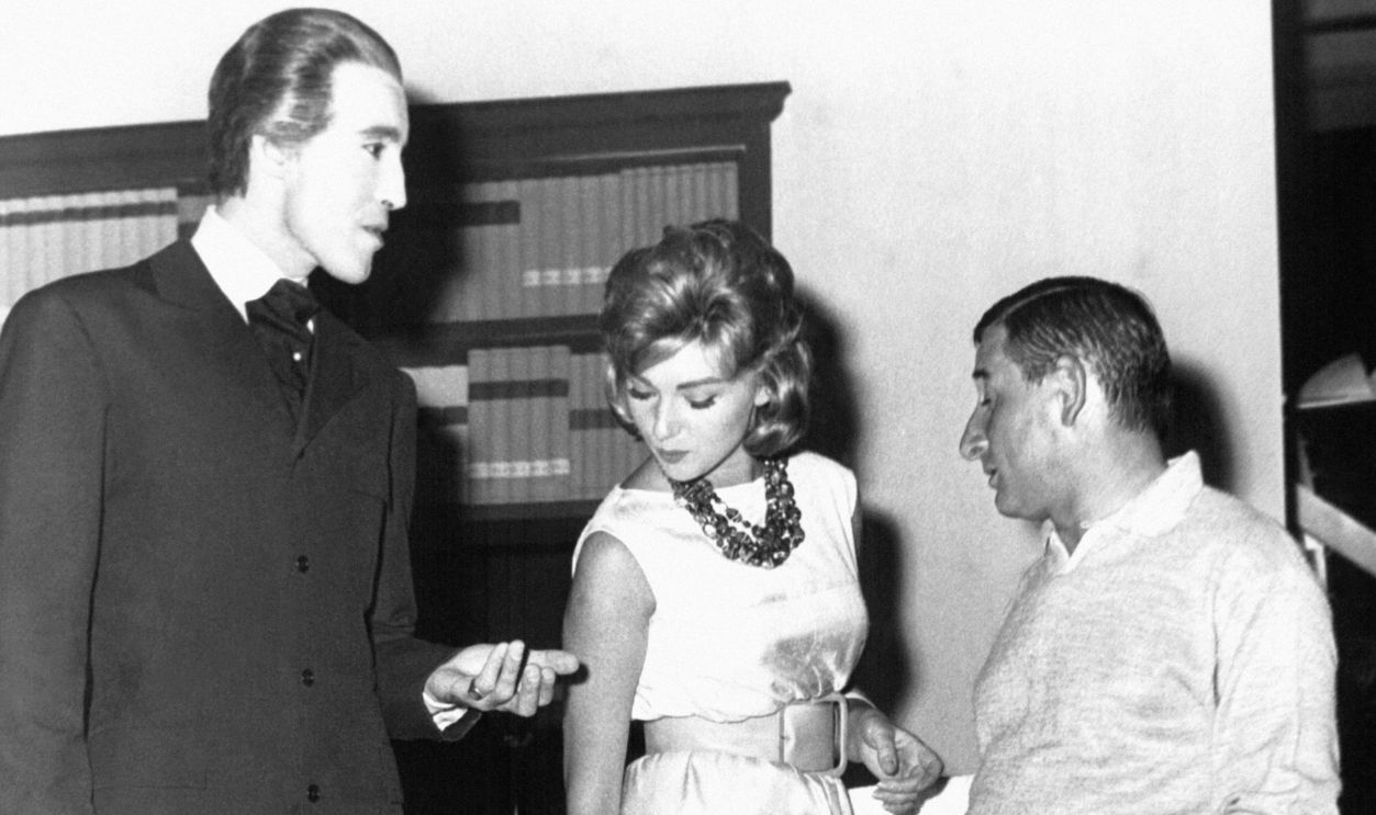 Christopher Lee, Sylva Koscina et Renato Rascel dans un bureau