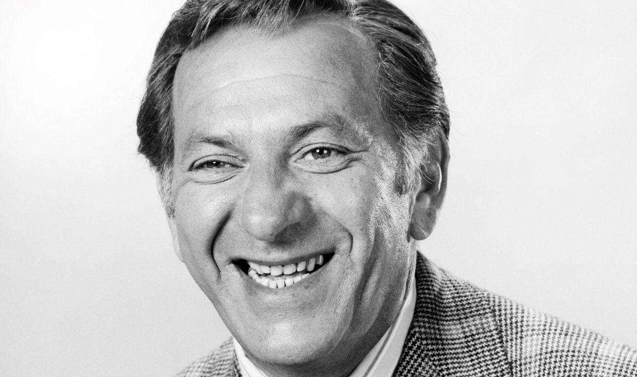 American actor Jack Klugman (1922 - 2012) in a promotional portrait for the US TV series 'The Odd Couple', 1972.