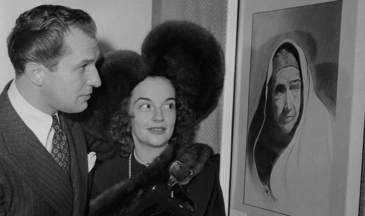 Vincent Price and Edith Barrett looking at a charcoal drawing of Maria Ouspenskaya