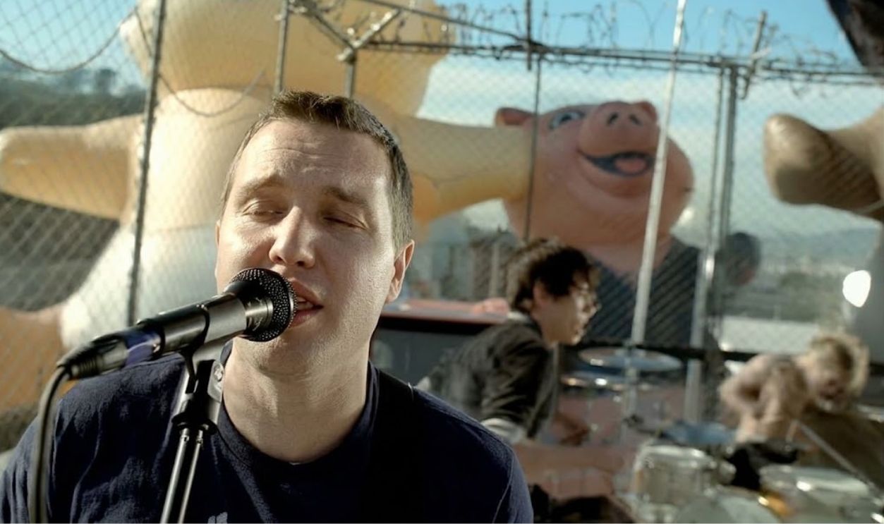 Screenshot from Feeling This, Geffen Records (2003)