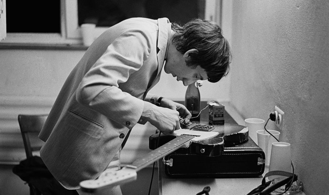 Pete Townshend Fixing Guitar