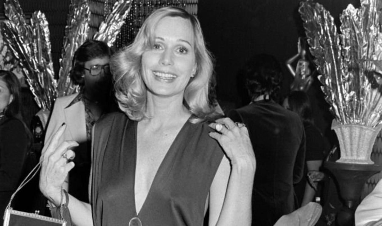 Sally Kellerman (C) attends a party at Art Laboe's Club in Hollywood, California, on November 21, 1975.