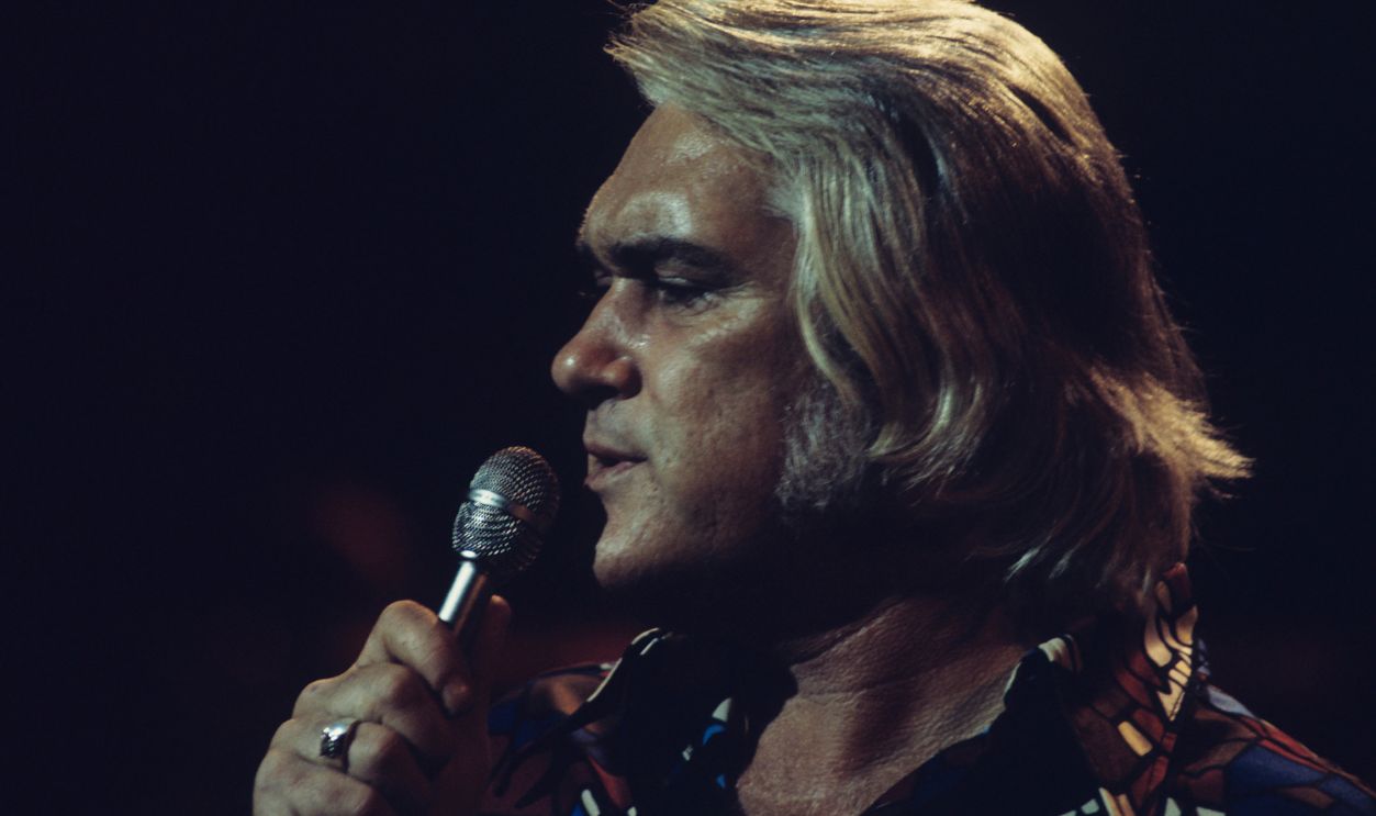 Charlie Rich Performs On Stage