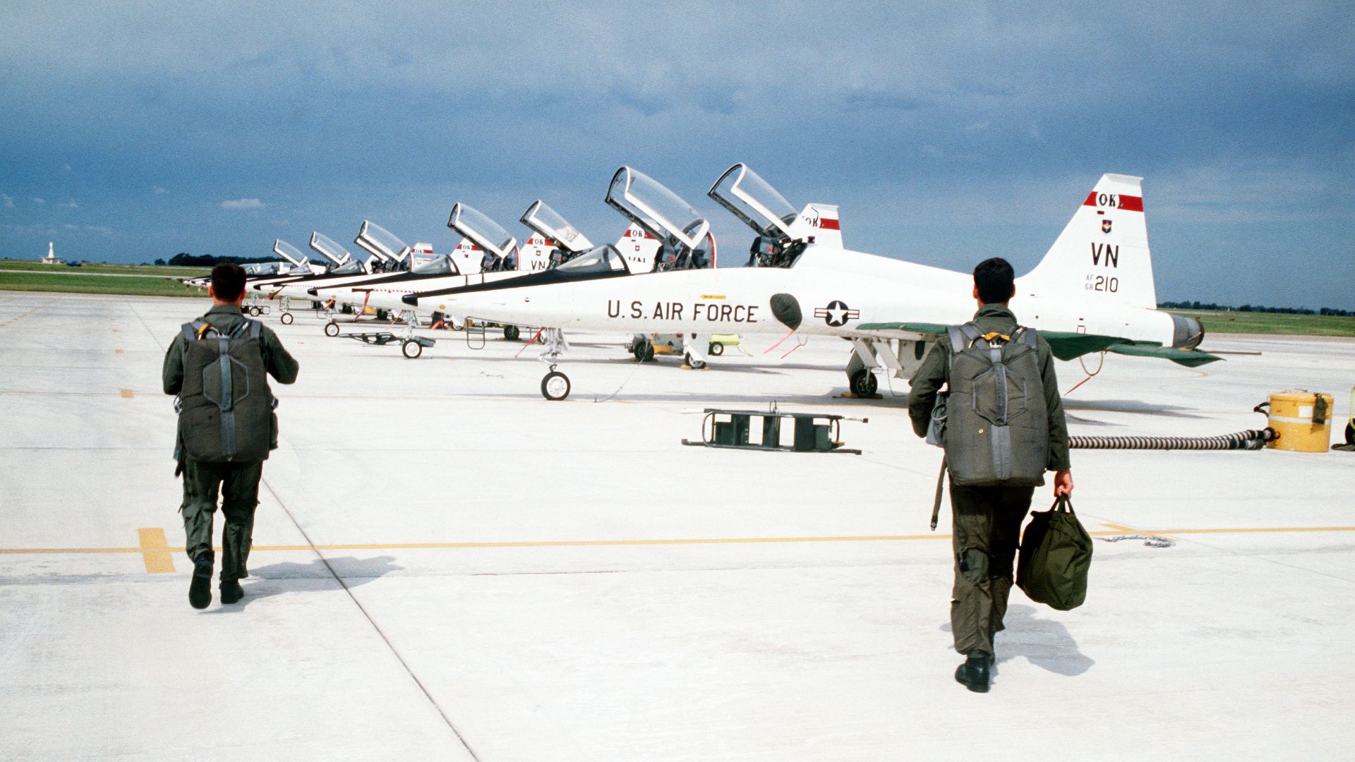 A U.S. Air Force 25th Flying Training Squadron instructor pilot and his student walk towards a Northrop T-38A-75-NO Talon to begin flight training at Vance Air Force Base, Oklahoma (USA), on 23 November 1997. The first aircraft visible (s/n 68-8210) was l