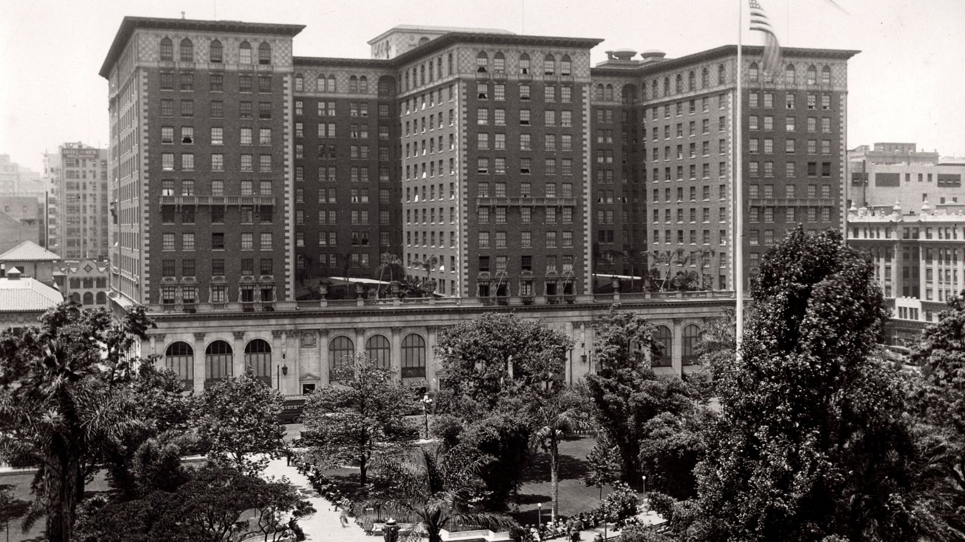 Omschrijving: Filmopnamen buiten de studio. Het film-buitenterrein van Hollywood, hier worden de meeste films gedraaid, Biltmore Hotel te Los Angeles, Verenigde Staten van Amerika 1929.