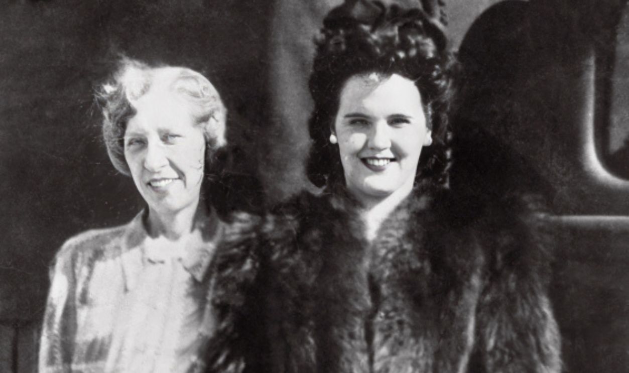 Elizabeth Short with her mother, Phoebe May Short.