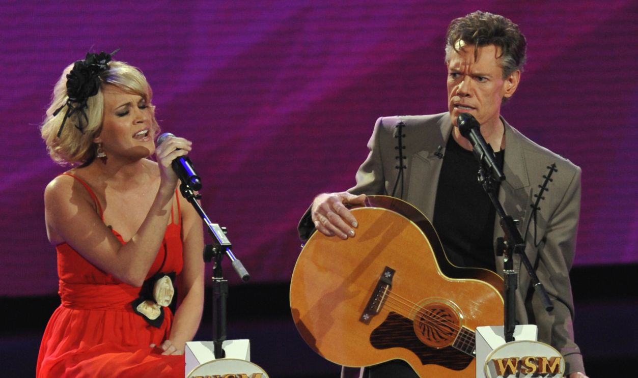 Singers Carrie Underwood and Randy Travis	85493102