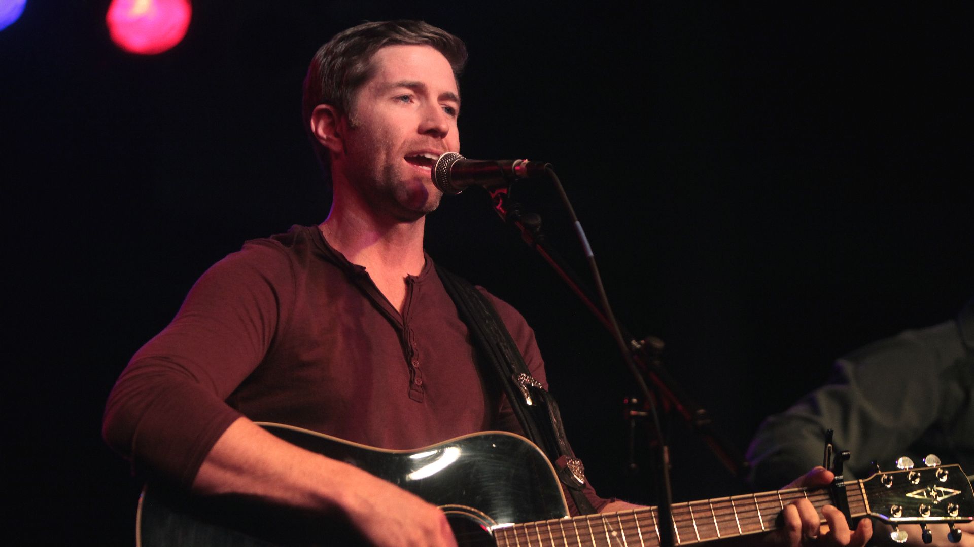 Josh Turner performing for supporters of former Governor Mike Huckabee at a campaign rally at Wooly's in Des Moines, Iowa.

Please attribute to Gage Skidmore if used elsewhere.