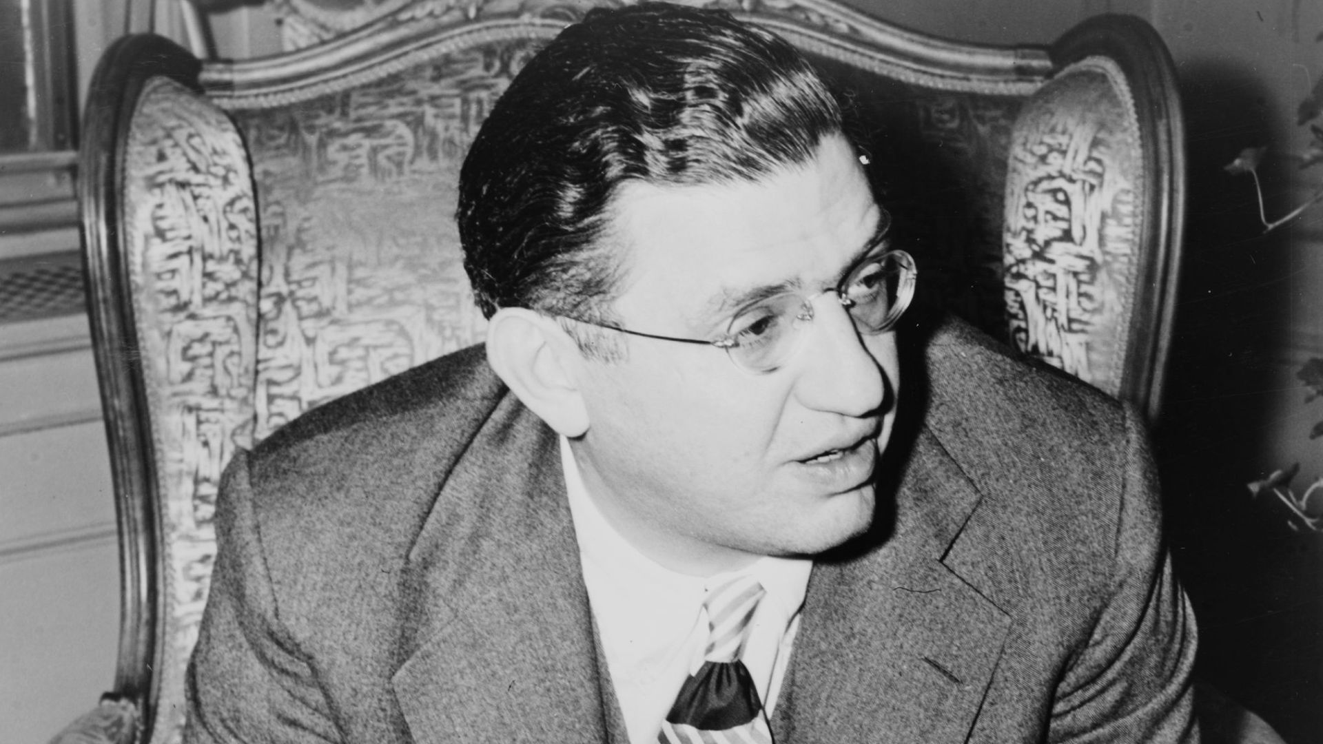 David O. Selznick, three-quarter length portrait, seated, facing right  / World-Telegram photo by Edward Lynch.