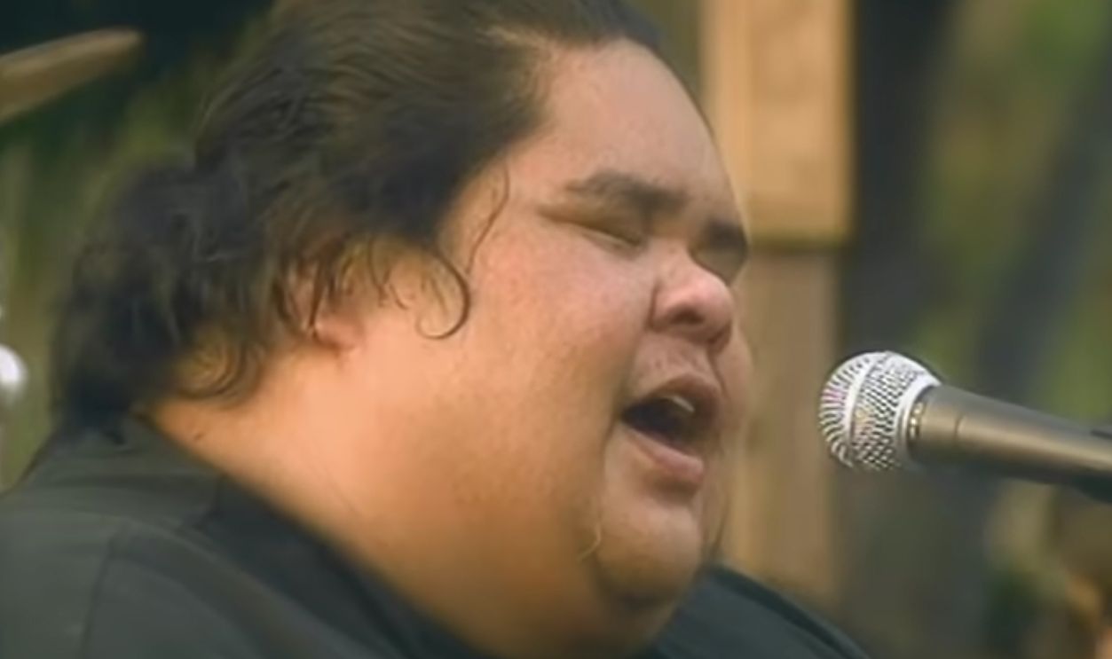 Screenshot from Somewhere Over the Rainbow/What a Wonderful World (1993)