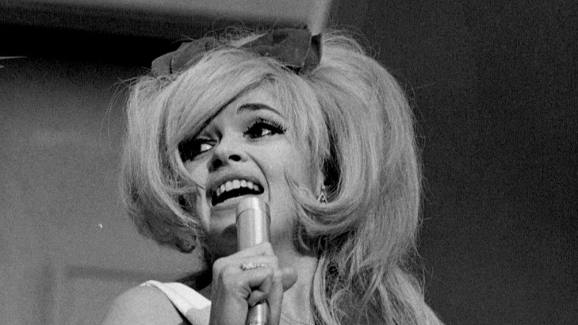 Jayne Mansfield uppträder på Gröna Lund.