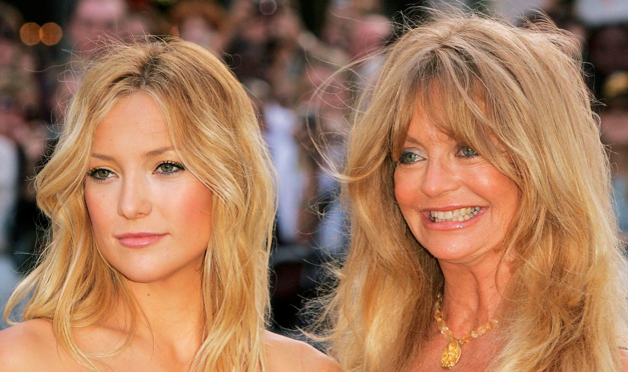 Actresses Kate Hudson (L) and her mother Goldie Hawn