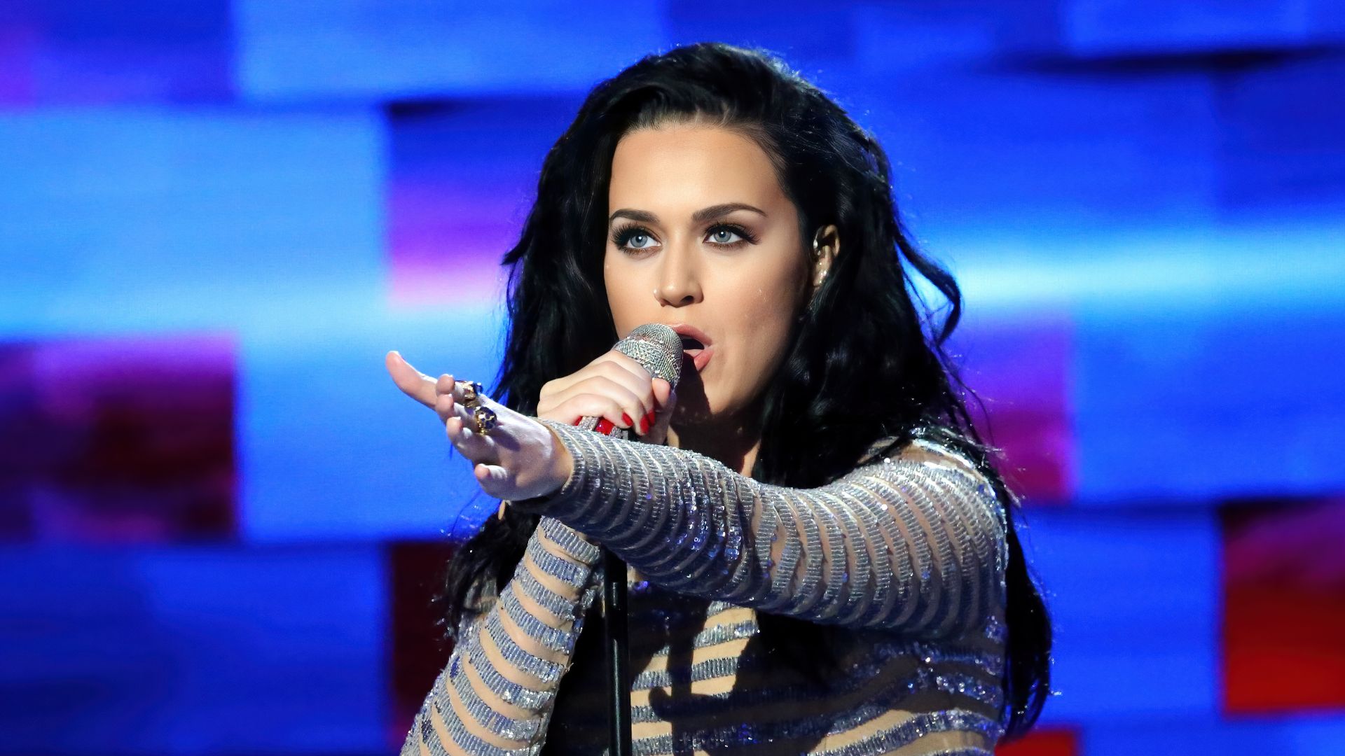Katy Perry sings to the Democratic National Convention in Philadelphia, July 28, 2016. (A. Shaker/VOA)