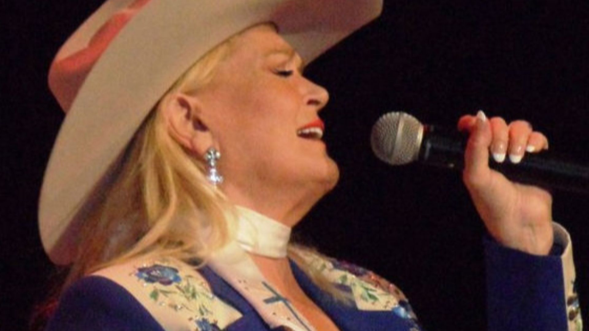 Lynn Anderson on stage April 2011