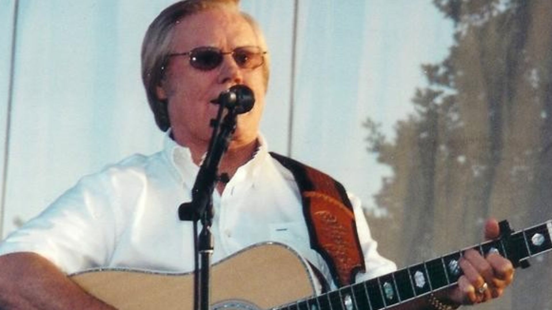 George Jones performing at Harrah's Metropolis in Metropolis, Illinois in June 2002