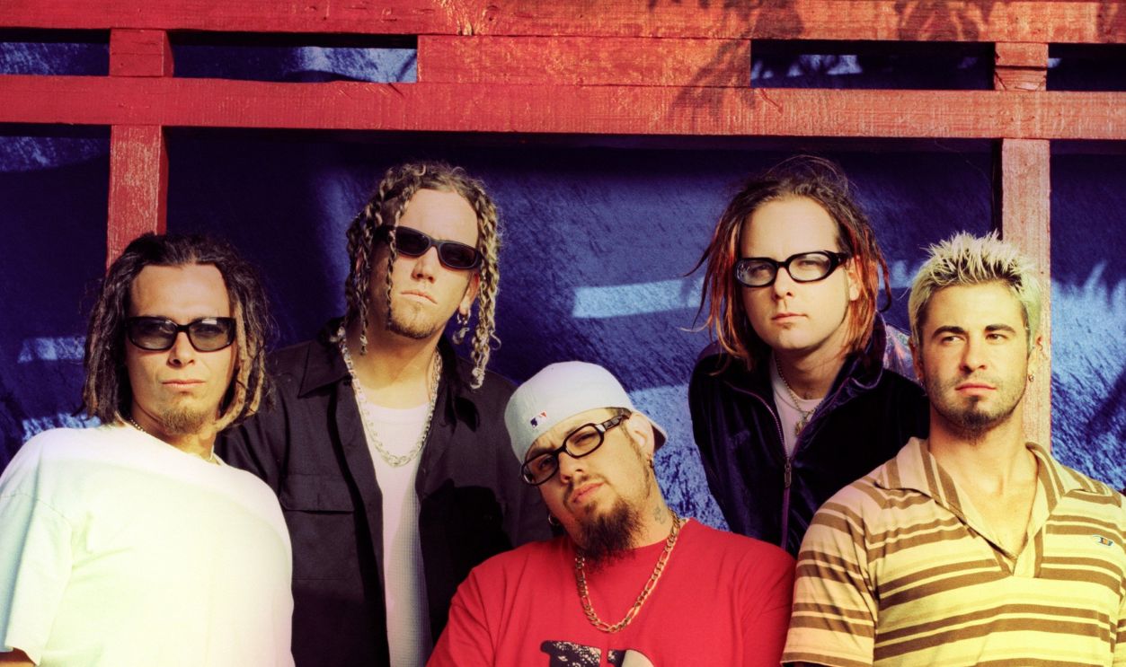 LOS ANGELES - SEPTEMBER 1998: American nu metal rock band Korn (L - R) lead guitarist James "Munky" Shaffer, lead guitarist Brian "Head" Welch, bassist Reginald "Fieldy"Arvizu, lead vocalist Jonathan Davis and drummer David Silveria pose for a September 1998 portrait in Los Angeles, California.