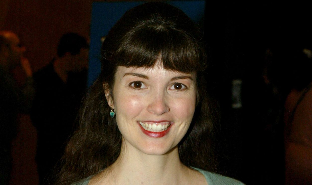 Getty Images - 52068183 - Actress Angela Watson arrives at the Writers Guild Theatre where local casting directors and their associates held a meeting with local and national union leaders to encourage the Alliance of Motion Picture and Television Producers to allow casting directors and their associates to be represented by a union, January 26, 2005 in Los Angeles, California.