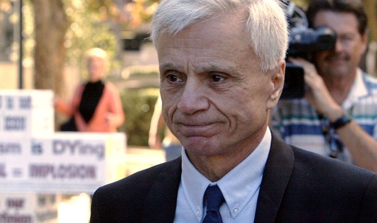 VAN NUYS, CA - NOVEMBER 15: Actor Robert Blake arrives at Van Nuys Municipal Court for the first day of jury selection in his murder trial November 15, 2004 in Van Nuys, California. Blake is charged with the May 4, 2001 slaying of his wife Bonny Lee Bakely.