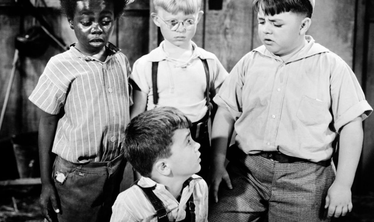 American child actors (left to right) Billie 'Buckwheat' Thomas (1931 - 1980), Robert Blake (seated), Billy 'Froggy' Laughlin (1932 - 1948) and George 'Spanky' McFarland (1928 - 1993) in a promotional still for a film in the MGM 'Our Gang' comedy series, circa, 1942. 