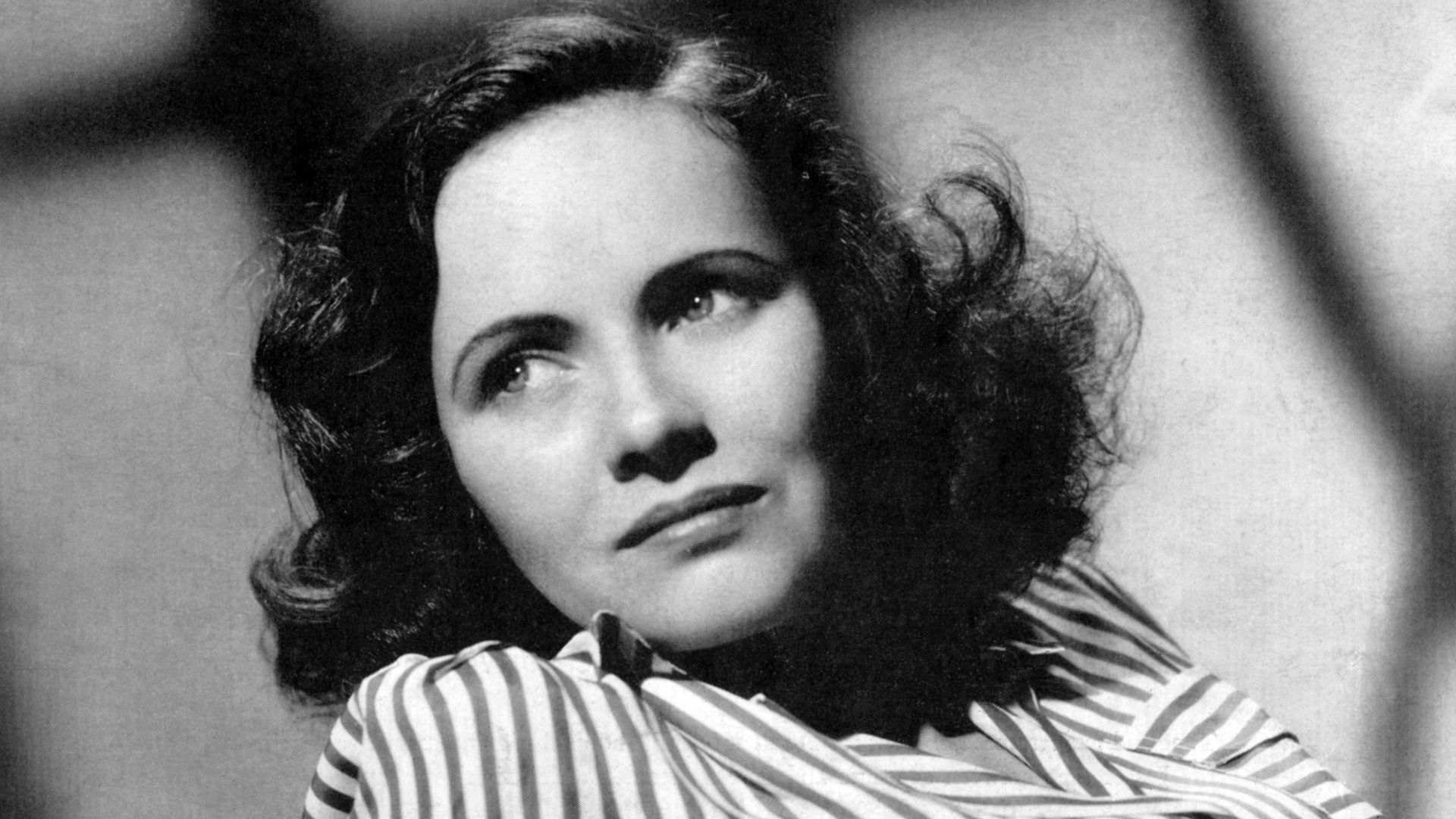 Promotional portrait of Teresa Wright for the 1943 film Shadow of a Doubt, for which she received her first top billing