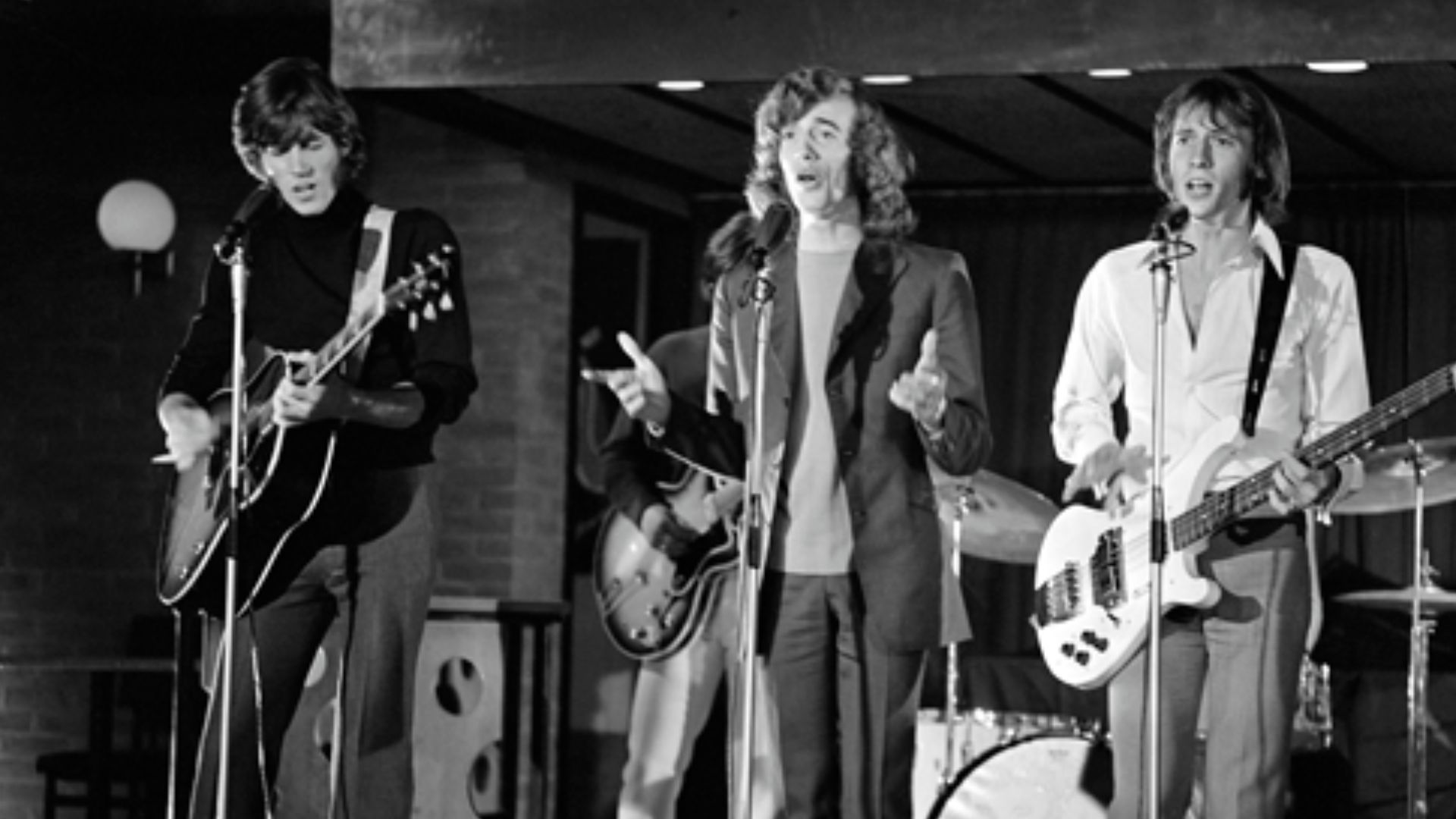 The Bee Gees in Dutch television show Twien (1968). From left to right: Barry, Robin, & Maurice Gibb