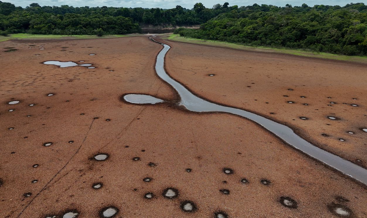 Getty Images - 2175336123 - Aerial view of a dry lake in the Anavilhanas Archipelago, in Novo Airao, Amazonas state, northern Brazil, on October 1, 2024. Several tributaries of the Amazon River, one of the longest and most abundant in the world, are in a critical situation due to the historic drought affecting Brazil, authorities reported on September 30.