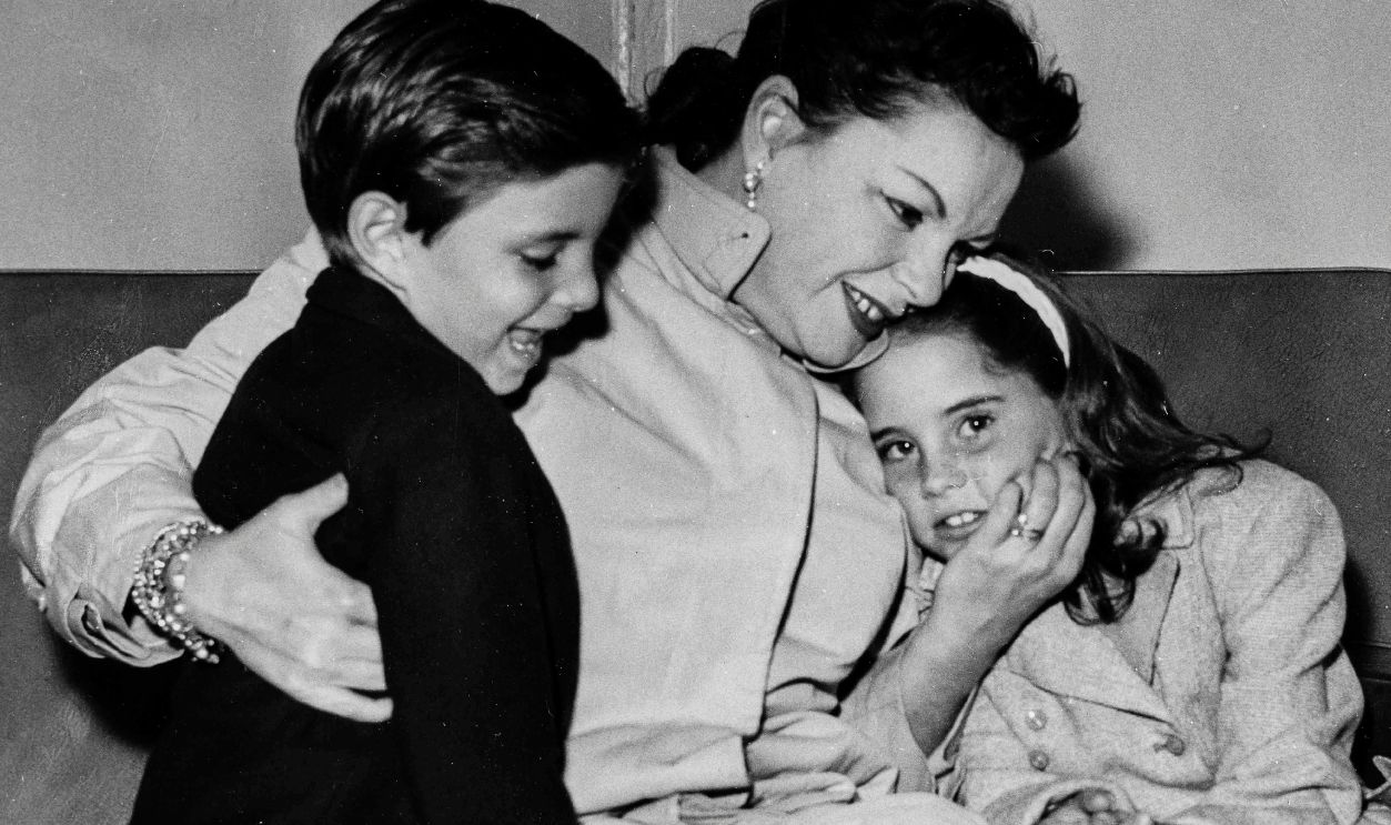 Judy Garland With Her Children Lorna And Joe 1487121332