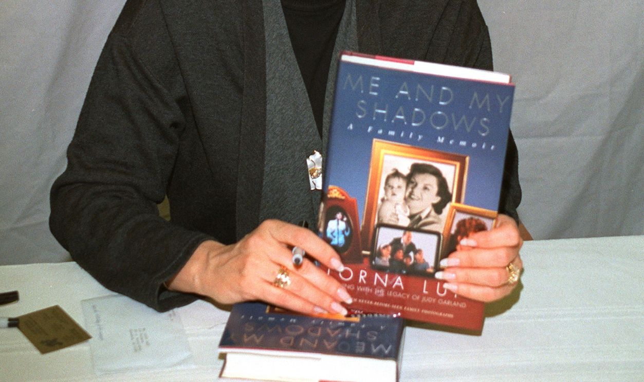 Lorna Luft Signs her Book 627612640