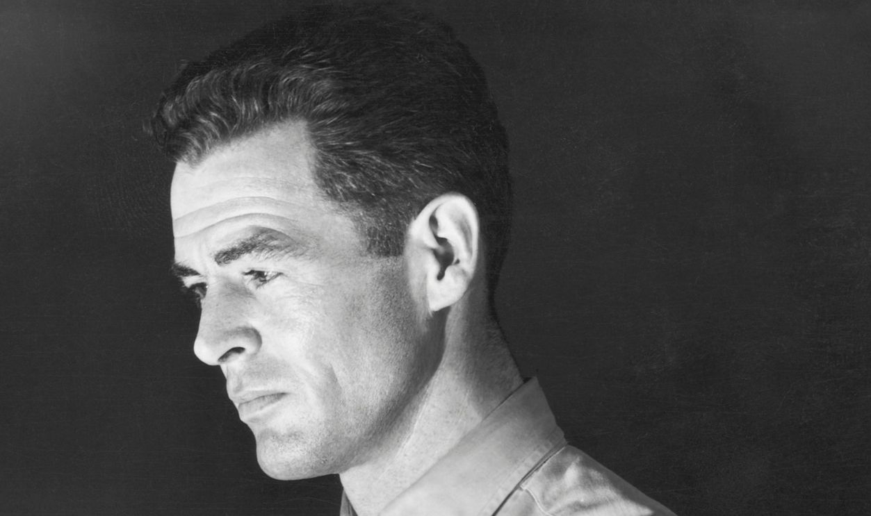 Getty Images - 526904004 - Mr. Tremaine (Paul Kelly) attempts to light his cigarette beside Montgomery (Robert Ryan) in a scene from the 1947 crime film Crossfire.