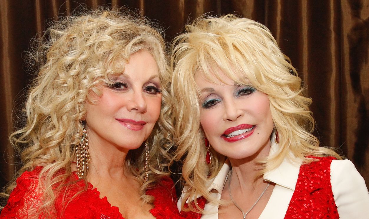 Getty Images - 485564521 - Stella Parton and Dolly Parton attend Stella Parton's Red Tent Women's Conference 2014 at the Doubletree Hotel Downtown on April 18, 2014 in Nashville, Tennessee.