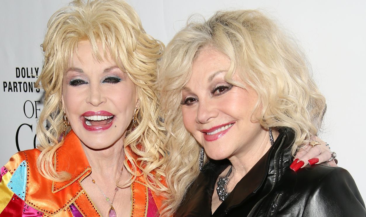Getty Images - 499705300 - Dolly Parton and Stella Parton attend the premiere of Warner Bros. Television's Dolly Parton's Coat Of Many Colors on December 2, 2015 in Hollywood, California.