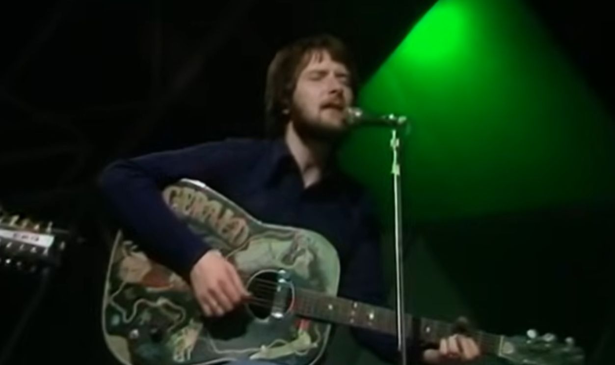 Screenshot from Stuck in the Middle with You (1972)