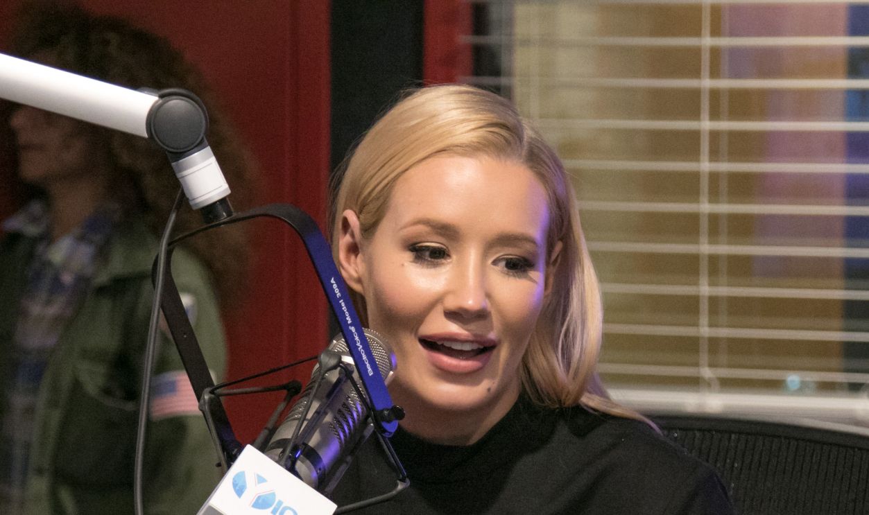  Iggy Azalea visits the Elvis Duran Y-100 Radio Station on April 11, 2016 in Miami, Florida. 