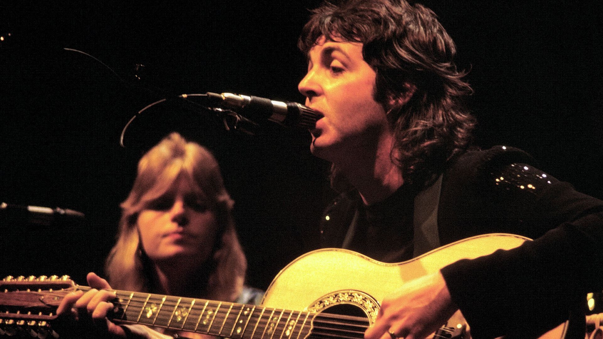 File:Paul McCartney with Linda McCartney - Wings - 1976.jpg