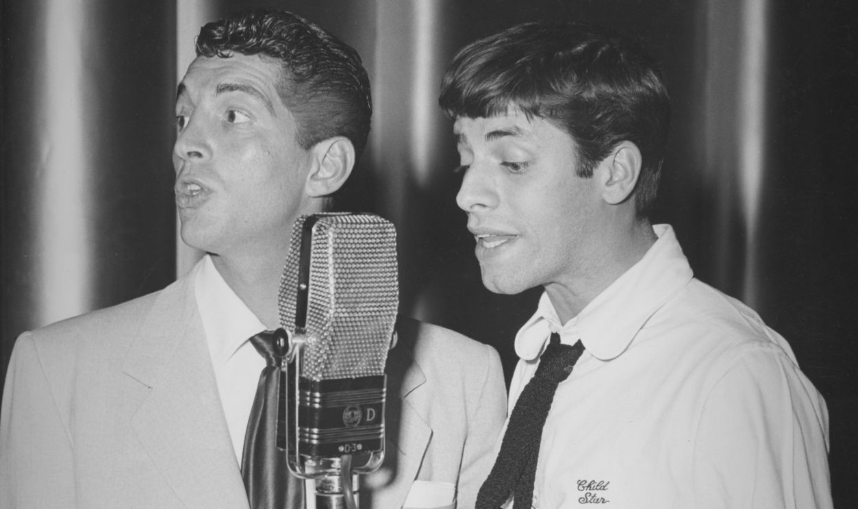 American comedy team Dean Martin (1917 - 1995) and Jerry Lewis (right), circa 1947.