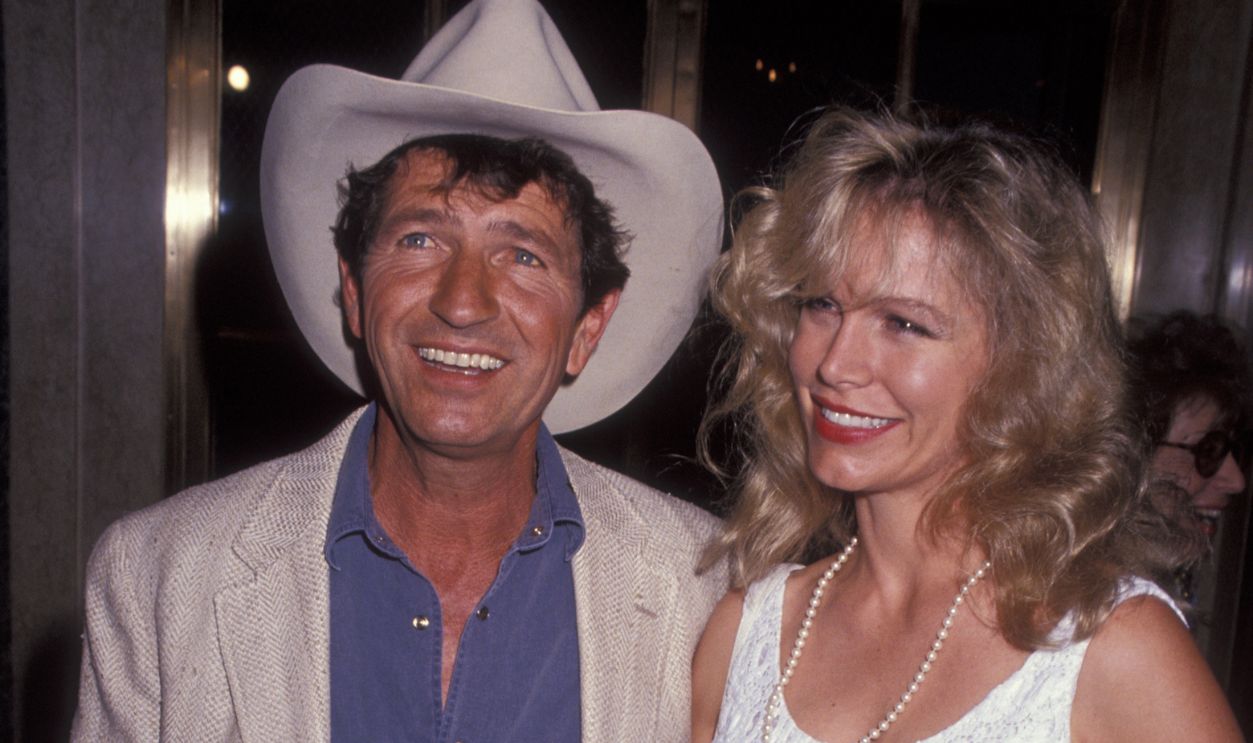 Musician Mac Davis and wife Lisa Gerard attend the press conference for Marla Maples joining the cast of 'Will Rogers Follies' on August 3, 1992 at the Plaza Hotel in New York City. 
