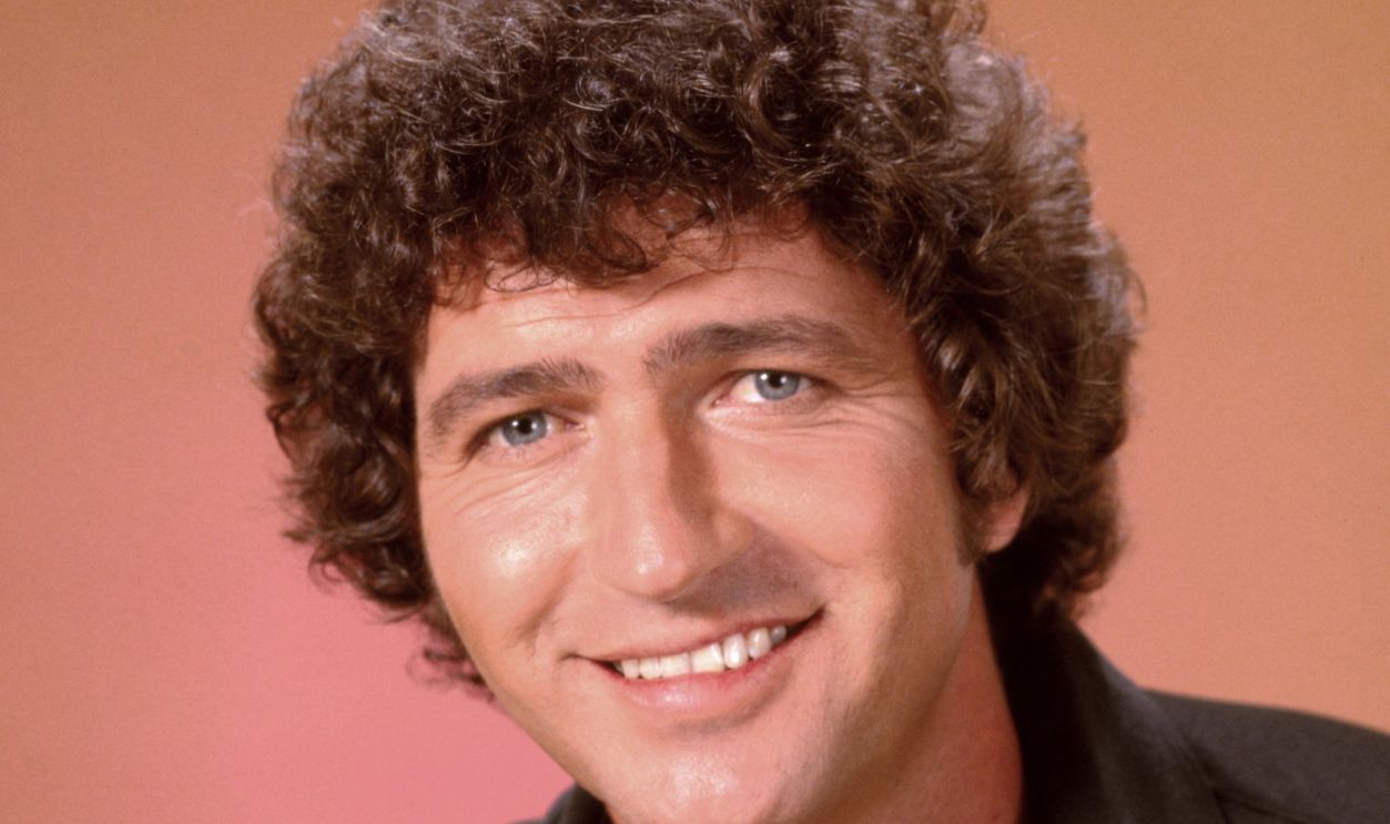 LOS ANGELES - 1985: Actor and singer Mac Davis poses for a portrait in 1985 in Los Angeles, California. 