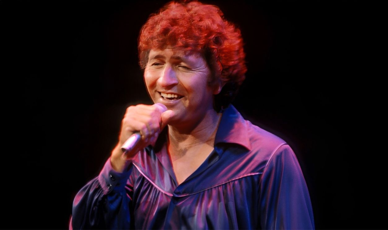 NEW YORK, NY  CIRCA 1985: Mac Davis in Concert circa 1985 in New York City. 