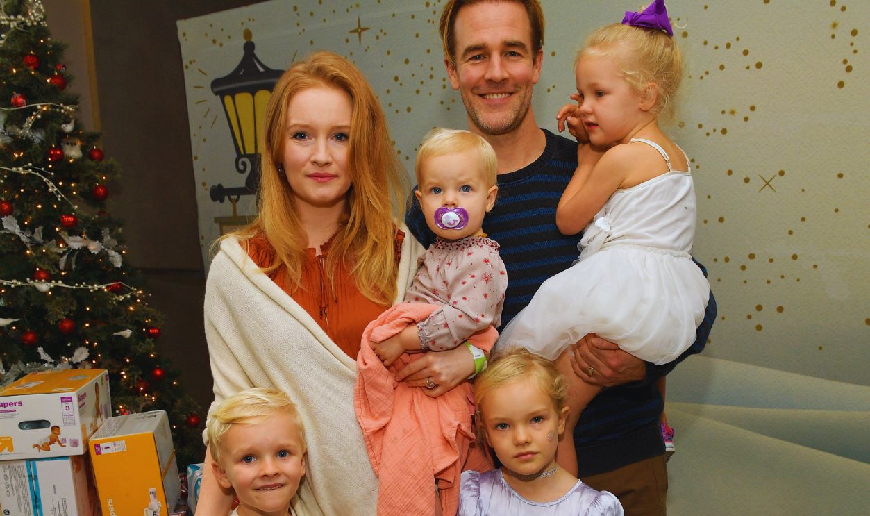 Gettyimages - 884593618, 7th Annual Santa's Secret Workshop Benefiting LA Family Housing WEST HOLLYWOOD, CA - DECEMBER 02: Kimberly Brook (L), James Van Der Beek (R), and family at the 7th Annual Santa's Secret Workshop benefiting LA Family Housing at Andaz on December 2, 2017 in West Hollywood, California.