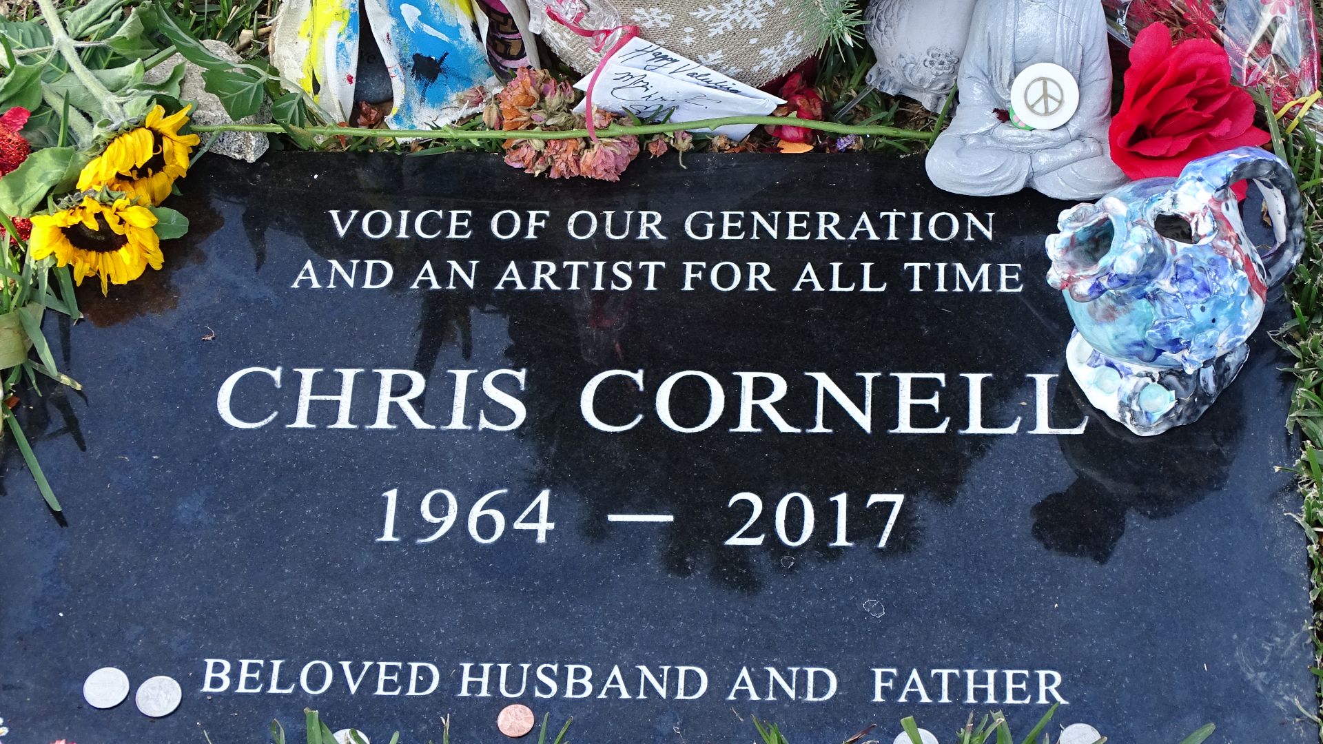 File:Gravestone of Chris Cornell - Hollywood Forever Cemetery - Hollywood - California - USA - 02 (46289027565).jpg