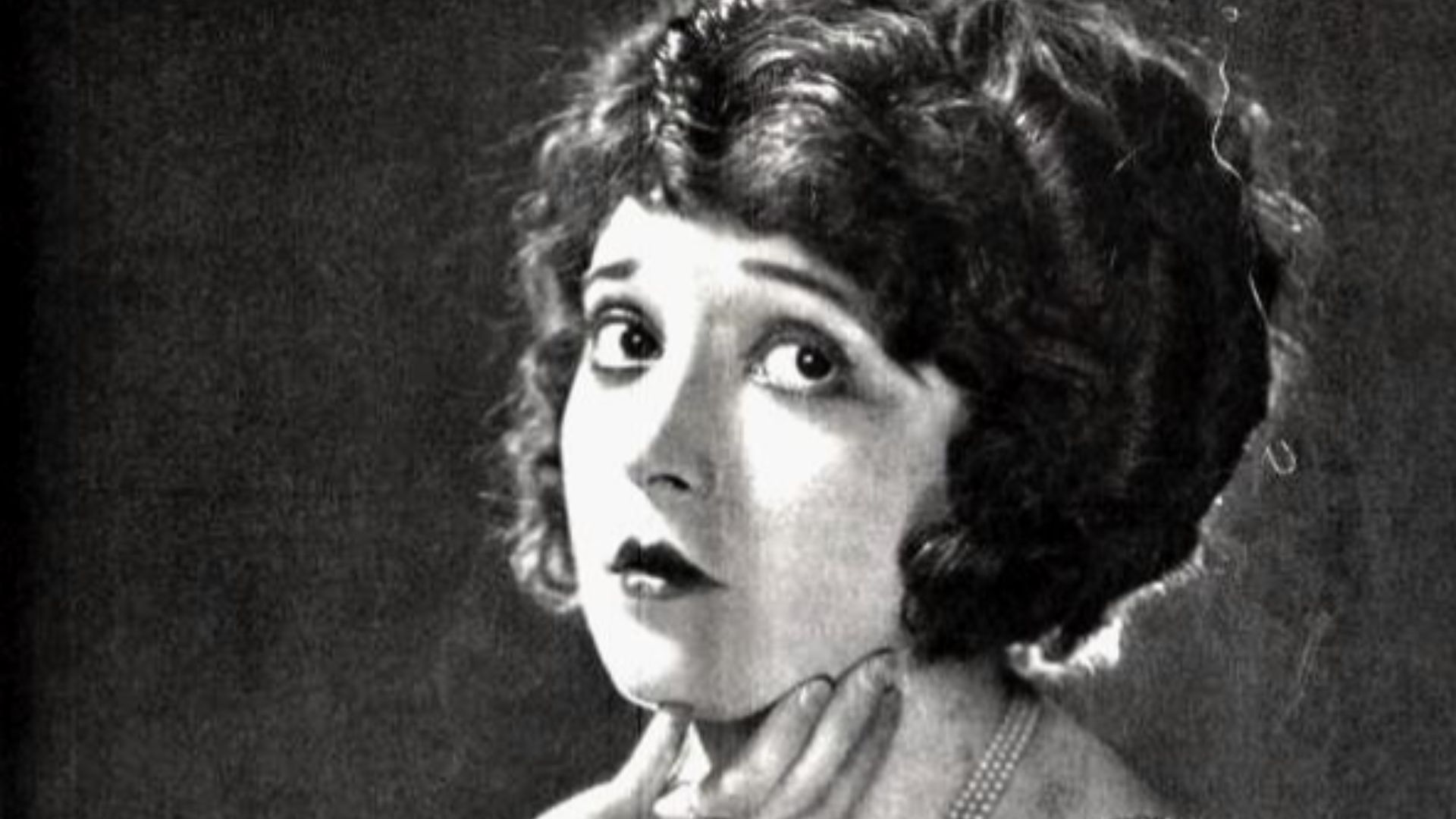 File:Madge Bellamy - Aug 1924 UW.jpg