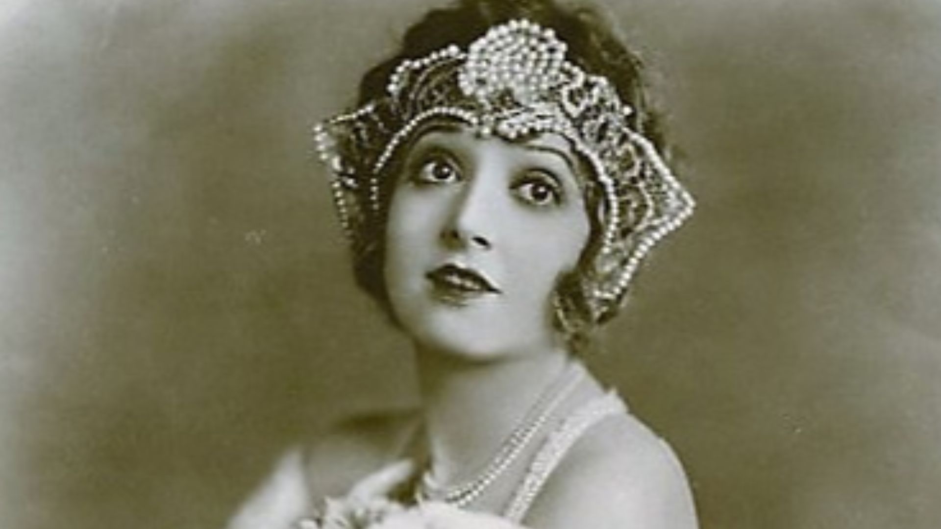 File:Madge Bellamy Witzel.jpg
