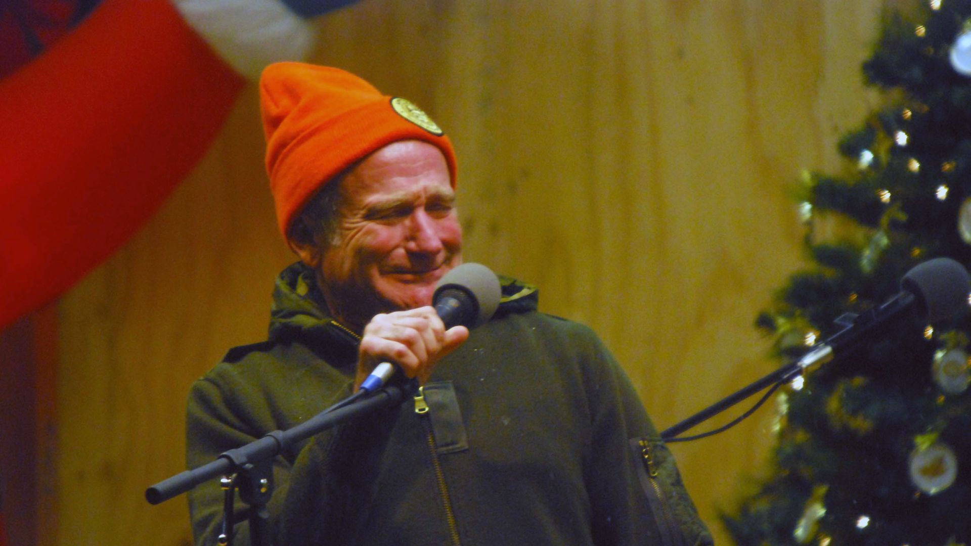 File:Robin Williams, Kid Rock perform in Afghanistan DVIDS89906.jpg